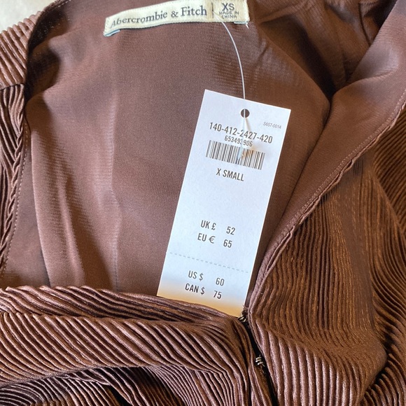 Abercrombie & Fitch Long sleeve easy waist satin top. Size xs. NWT - Picture 4 of 4